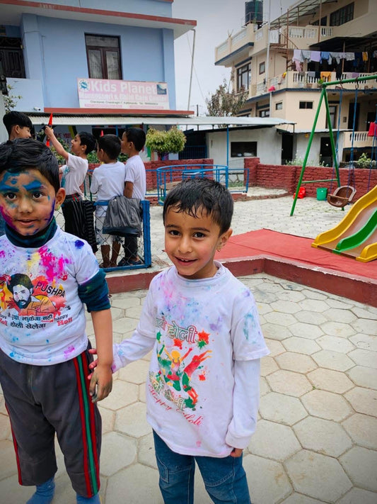 nepalesiske drenge holder i hånden i skolegården efter kulturel ceremoni 